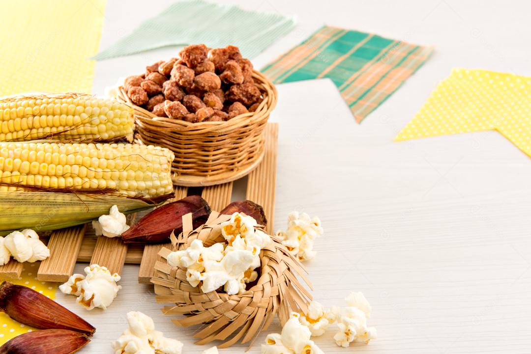 Mesa de festa junina Festa típica brasileira de junho. Bolo, amendoim,