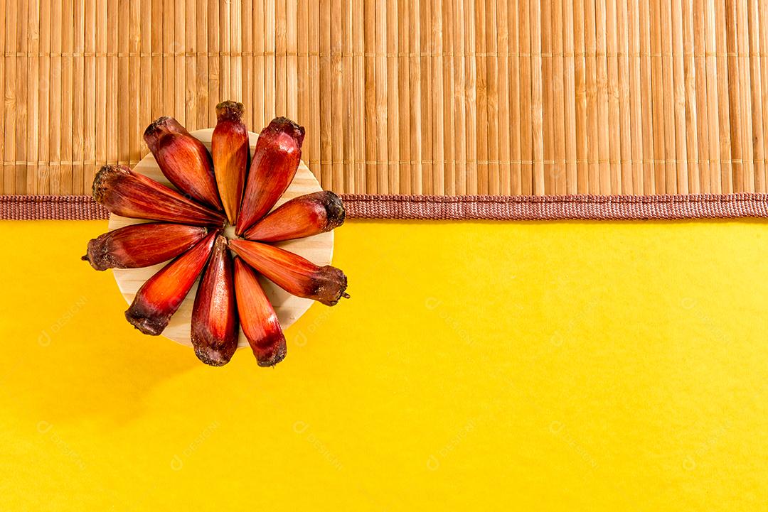 Fundo típico de festa junina brasileira. Pinhões em fundo de madeira e amarelo.