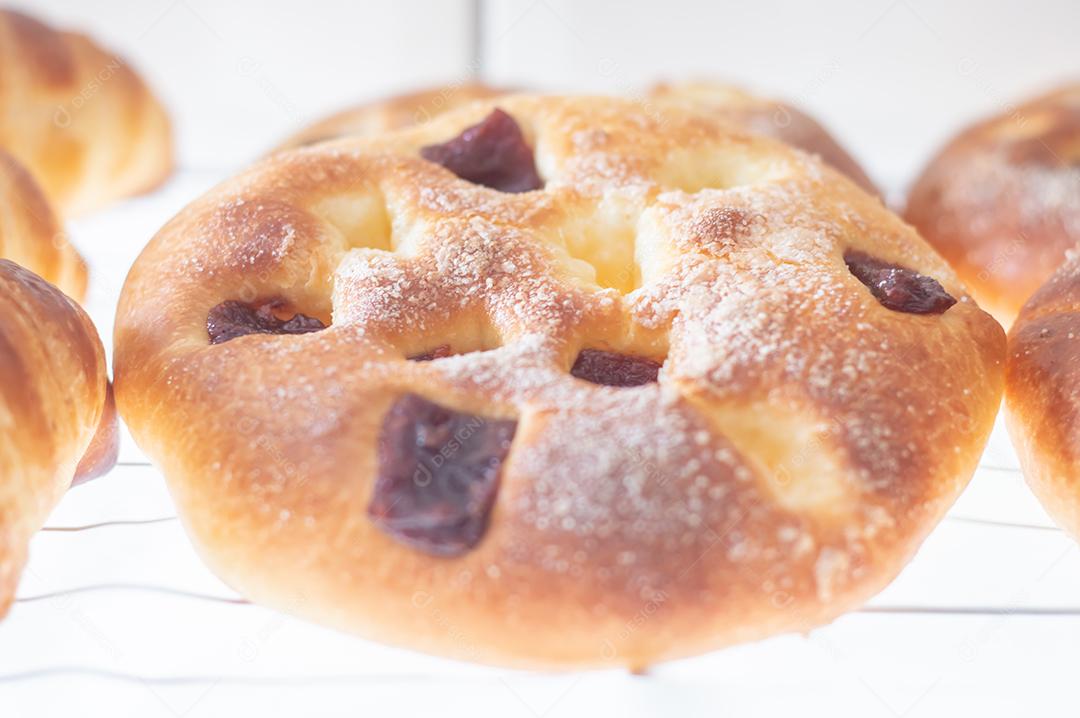 Tsoureki grego, pão doce de Páscoa, cozonac. Brioche redondo trançado com goiaba, sobremesa tradicional festiva