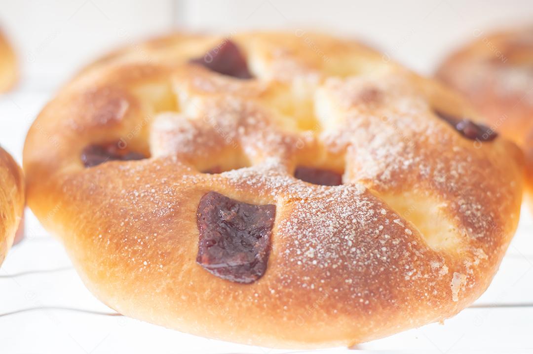 Tsoureki grego, pão doce de Páscoa, cozonac. Brioche redondo trançado com goiaba, sobremesa tradicional festiva