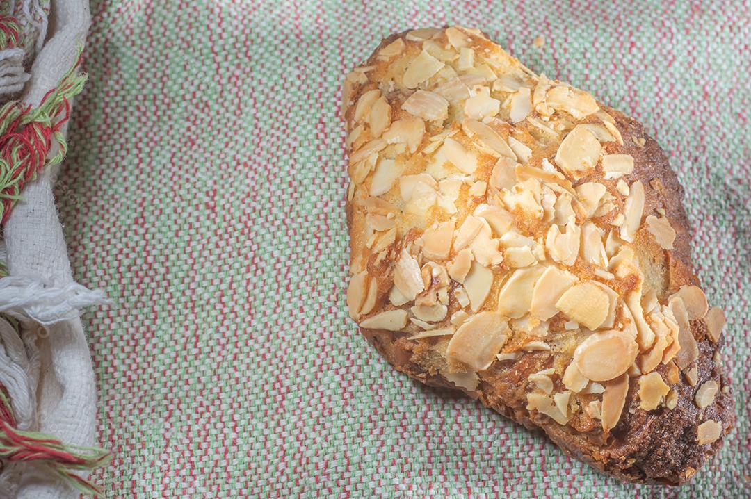 Pastelaria de Croissant de Amêndoas caseira. Café da manhã tradicional francês e croissant crocante, luz natural.