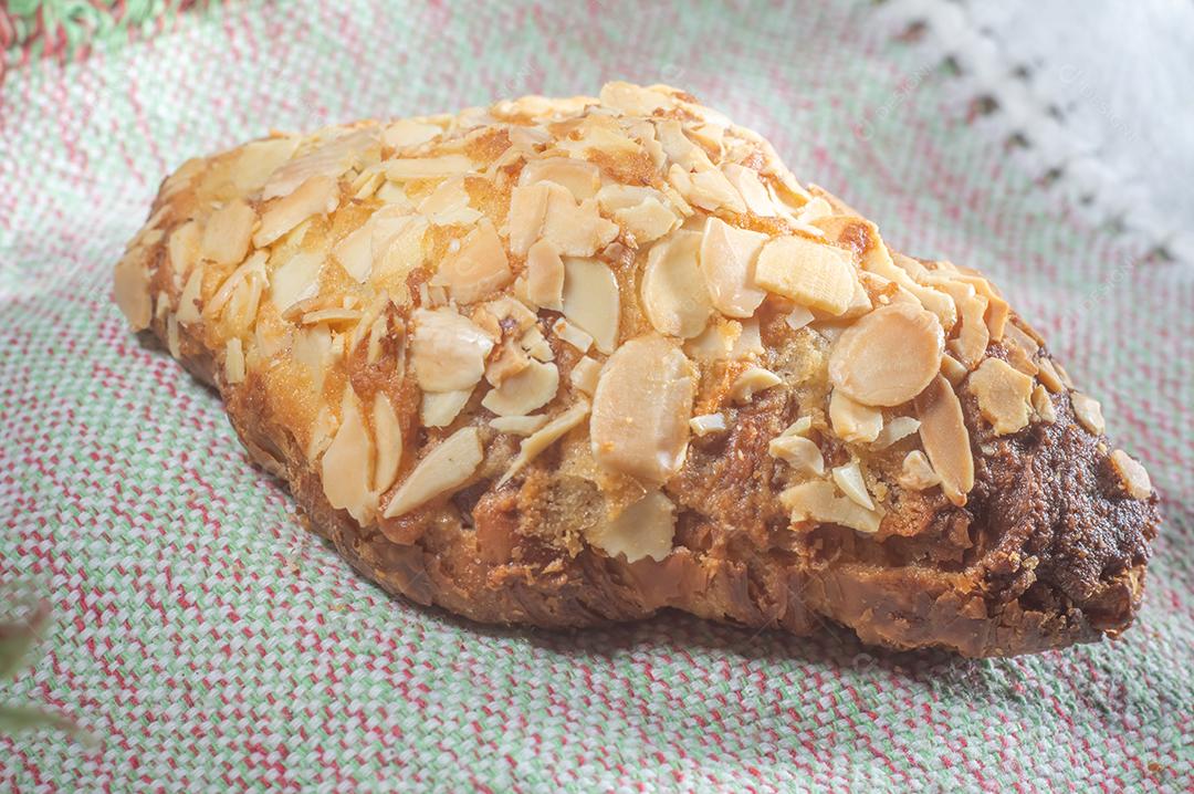 Pastelaria de Croissant de Amêndoas caseira. Café da manhã tradicional francês e croissant crocante, luz natural.