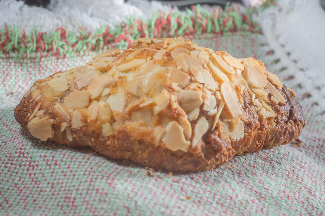 Pastelaria de Croissant de Amêndoas caseira. Café da manhã tradicional francês e croissant crocante, luz natural.