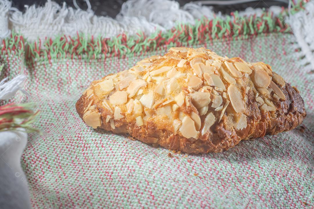 Pastelaria de Croissant de Amêndoas caseira. Café da manhã tradicional francês e croissant crocante, luz natural.
