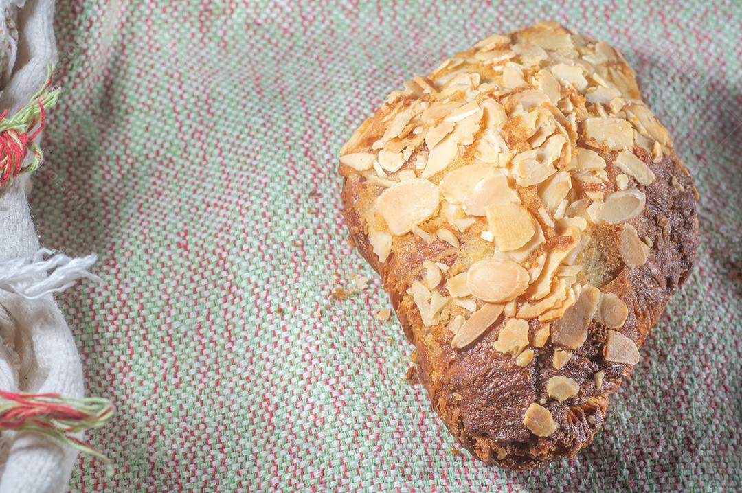 Pastelaria de Croissant de Amêndoas caseira. Café da manhã tradicional francês e croissant crocante, luz natural.