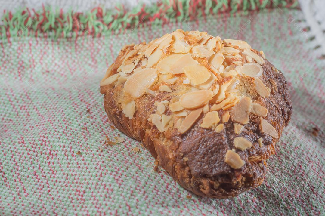 Pastelaria de Croissant de Amêndoas caseira. Café da manhã tradicional francês e croissant crocante, luz natural.