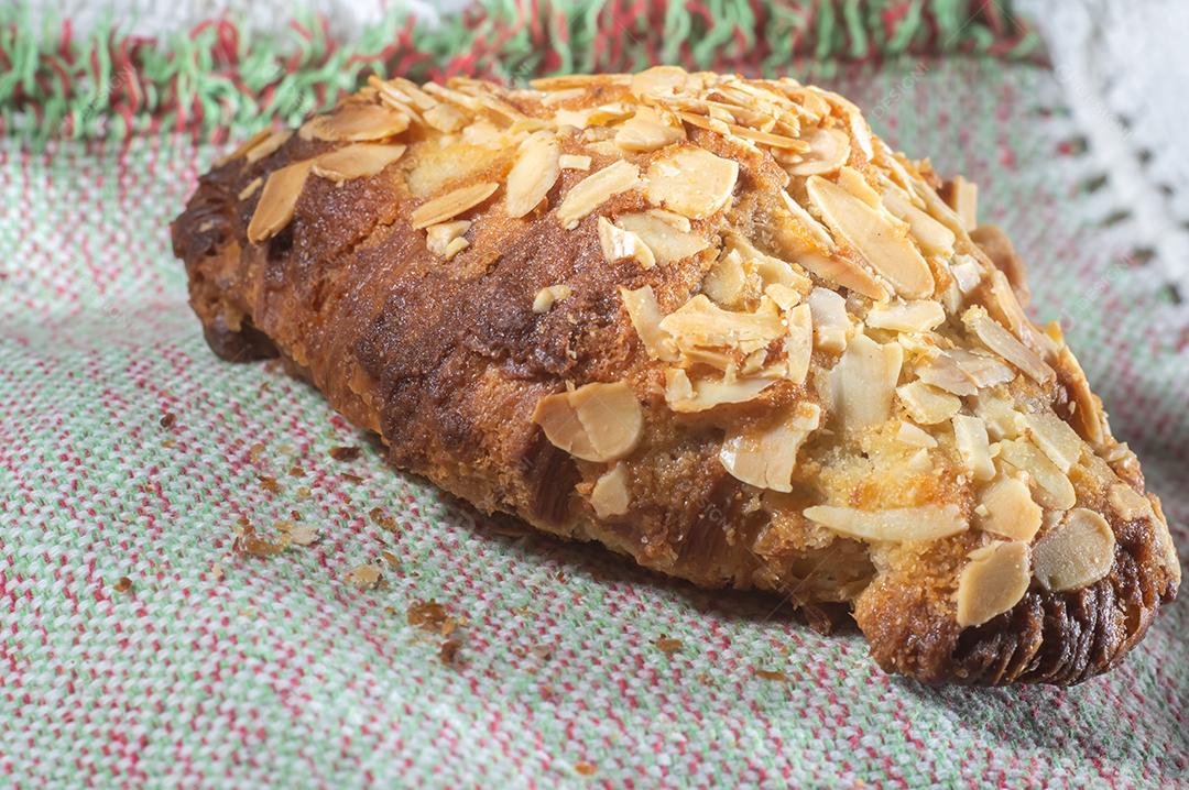 Pastelaria de Croissant de Amêndoas caseira. Café da manhã tradicional francês e croissant crocante, luz natural.