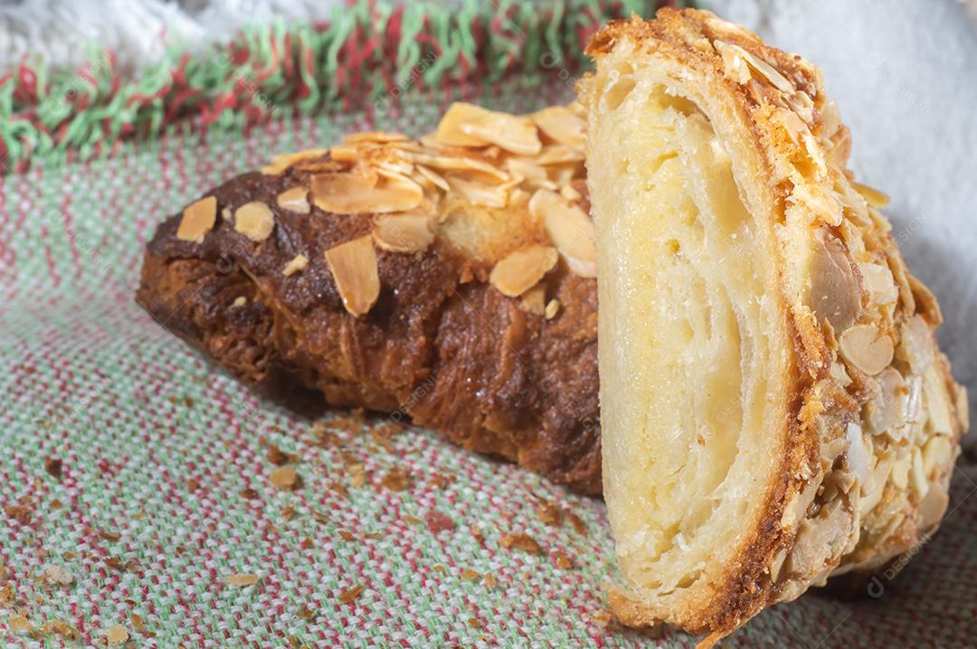 Pastelaria de Croissant de Amêndoas caseira. Café da manhã tradicional francês e croissant crocante, luz natural.