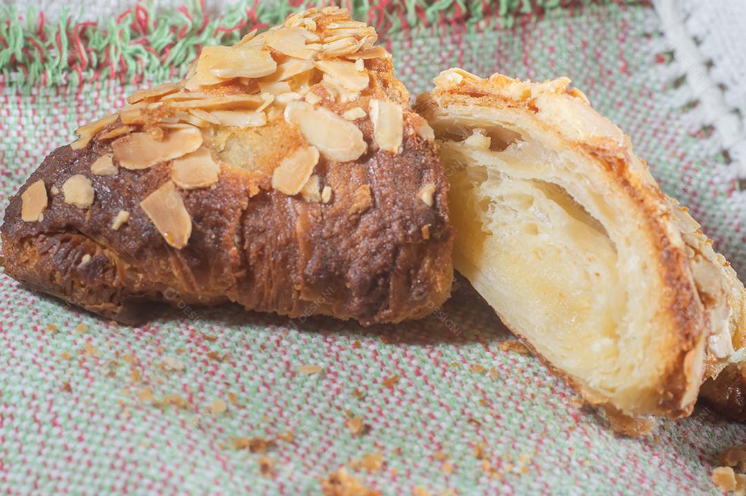 Pastelaria de Croissant de Amêndoas caseira. Café da manhã tradicional francês e croissant crocante, luz natural.