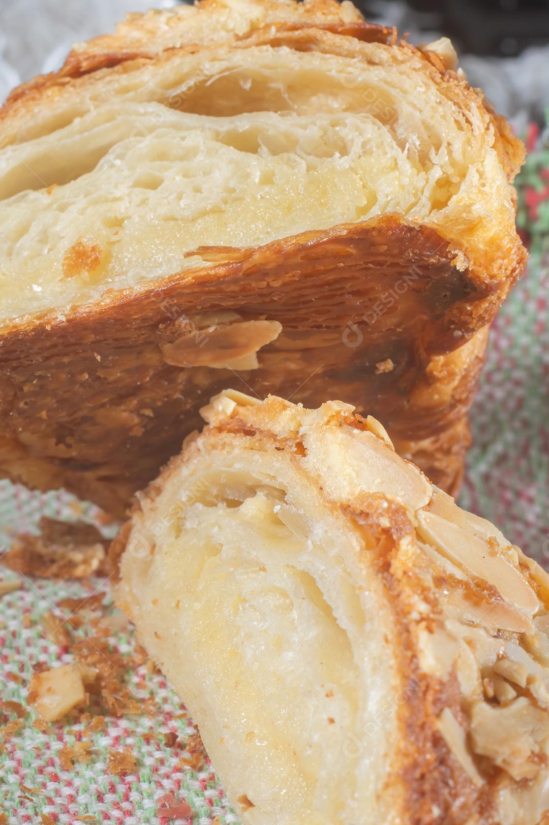 Pastelaria de Croissant de Amêndoas caseira. Café da manhã tradicional francês e croissant crocante, luz natural.