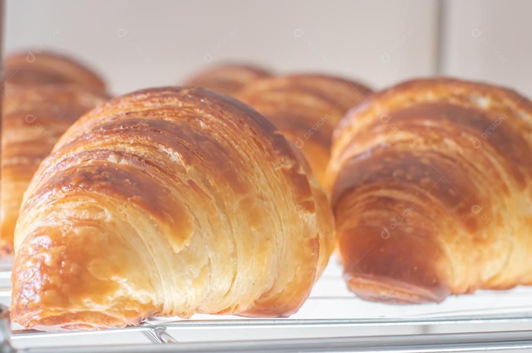 Pastelaria de Croissant de Amêndoas caseira. Café da manhã tradicional francês e croissant crocante, luz natural.