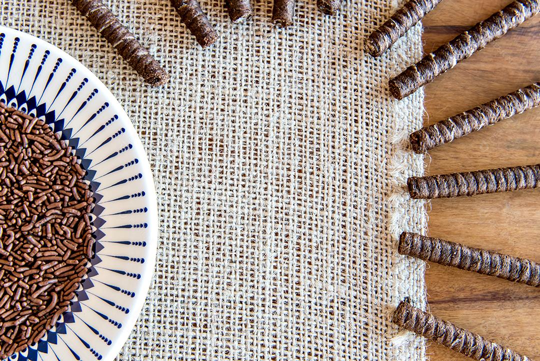 Palhinhas de chocolate e placa de chocolate granulado.