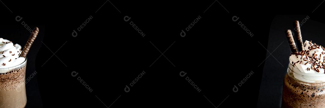 Café frappe frio com chantilly. Fundo preto com formato ao ar livre de frappuccino gelado.
