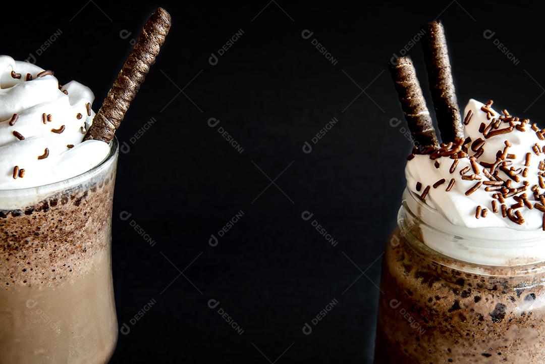 Café frappe frio com chantilly. Fundo preto com frappuccino gelado