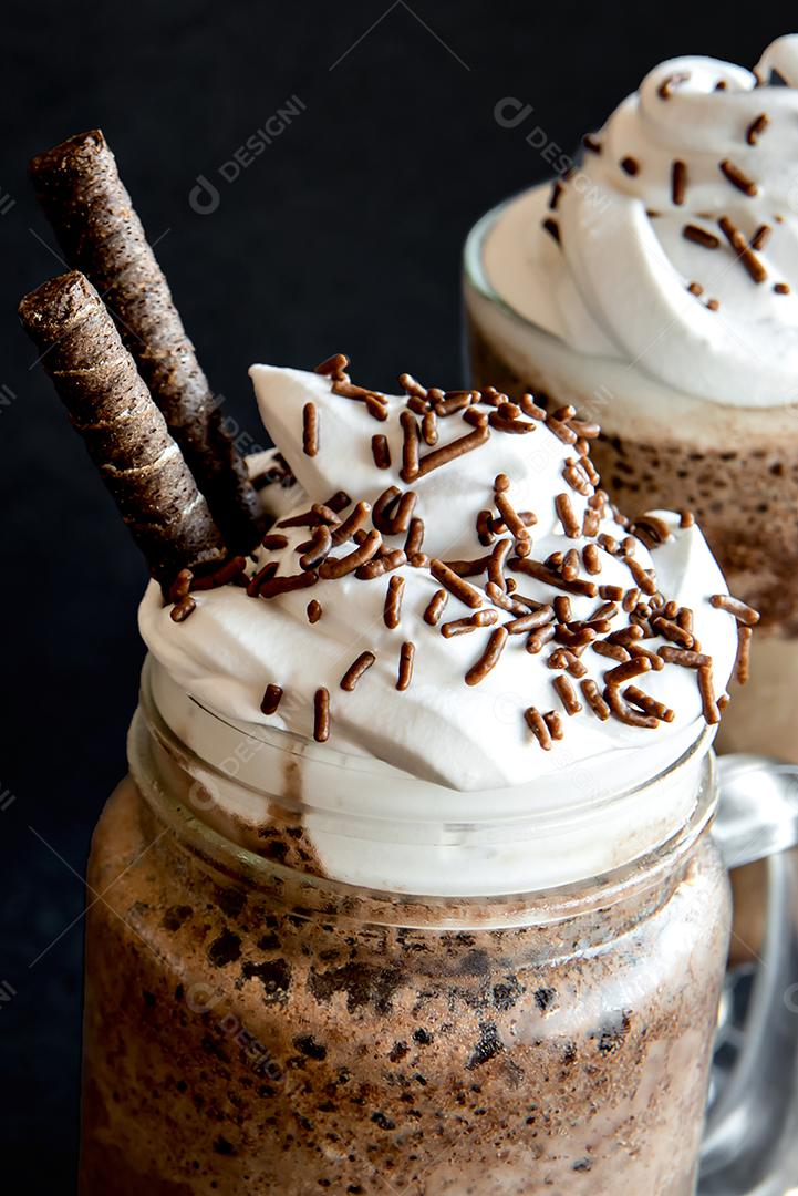 Café frappe frio com chantilly. Fundo preto com frappuccino gelado