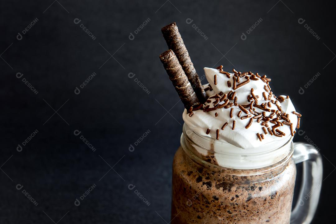 Café frappe frio com chantilly. Fundo preto com frappuccino gelado