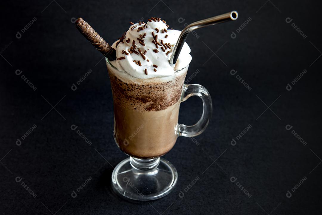 Café frappe frio com chantilly. Fundo preto com frappuccino gelado