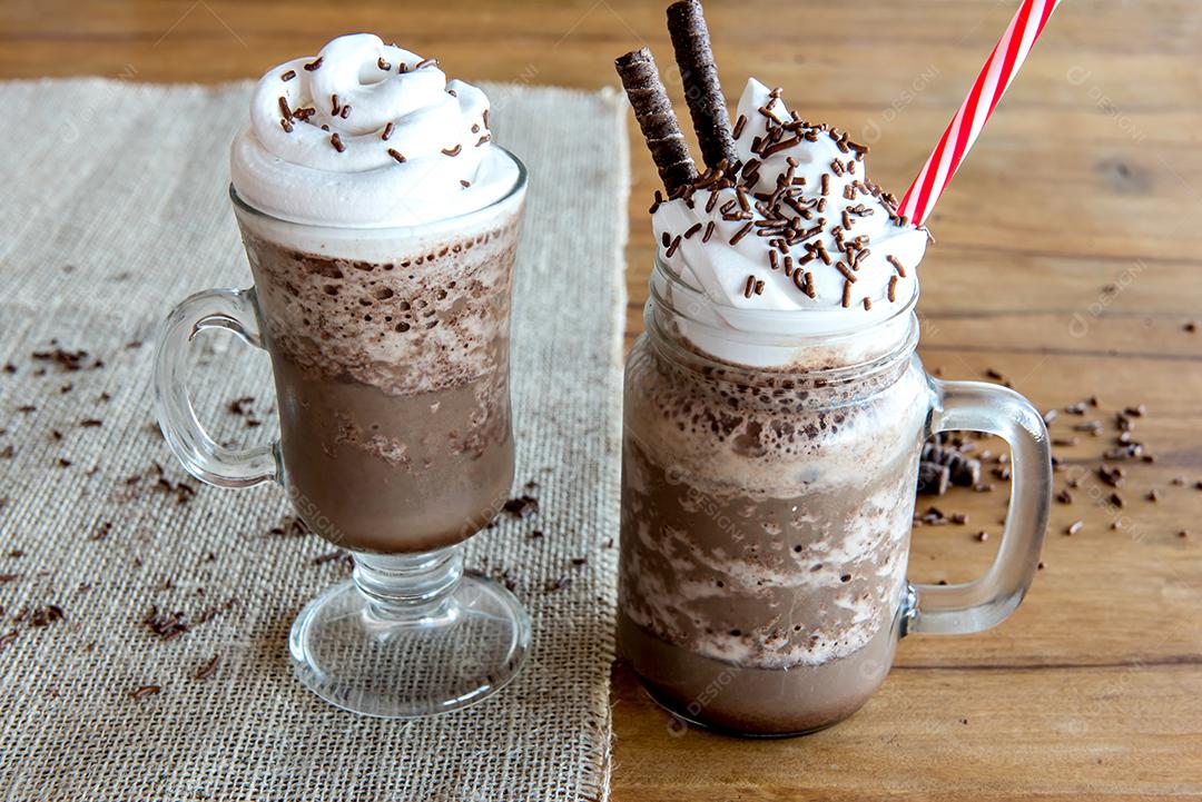 Café frappe frio com chantilly. Fundo preto com frappuccino gelado