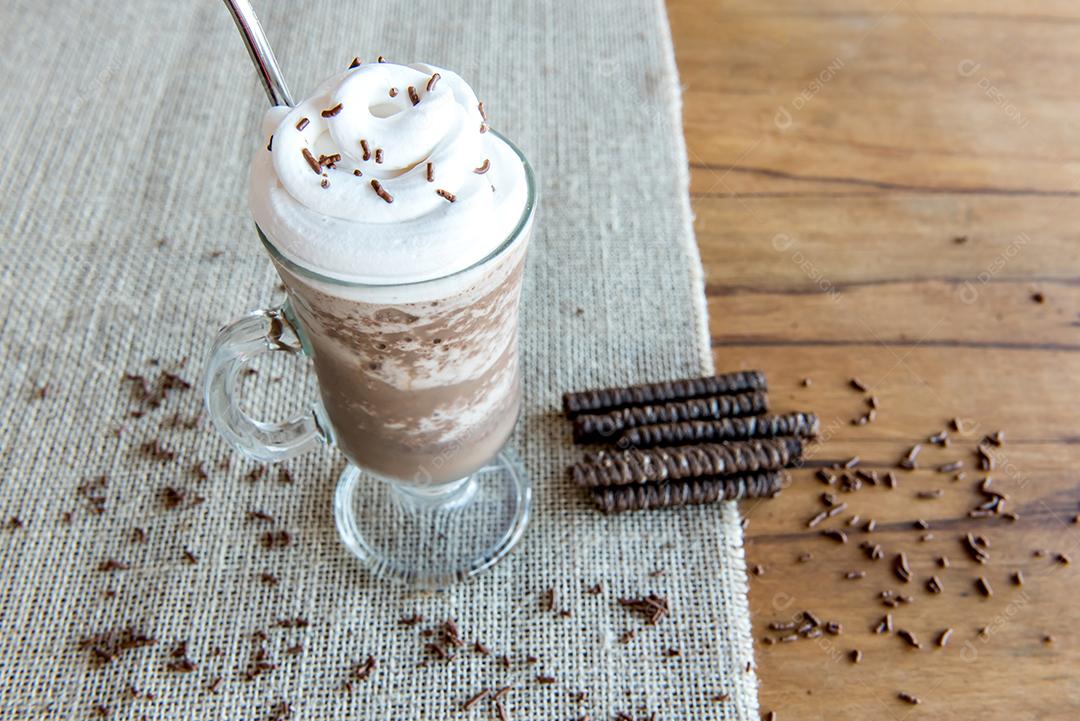 Café frappe frio com chantilly. Fundo preto com frappuccino gelado