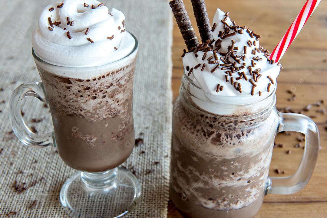 Café frappe frio com chantilly. Frapuccino gelado