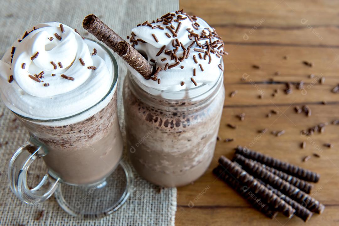 Café frappe frio com chantilly. Frapuccino gelado