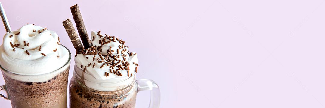 Café frappe frio com chantilly. Fundo rosa com frappuccino gelado. Formato ao ar livre