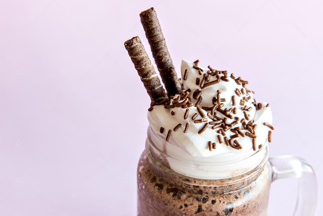 n0015   Café frappe frio com chantilly. Fundo rosa com frappuccino gelado.  Cold frappe coffee with whipped cream. Pink background with iced frappuccino2.