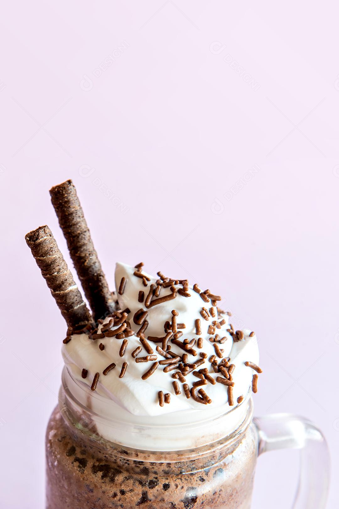 Café frappe frio com chantilly. Fundo rosa com frappuccino gelado.