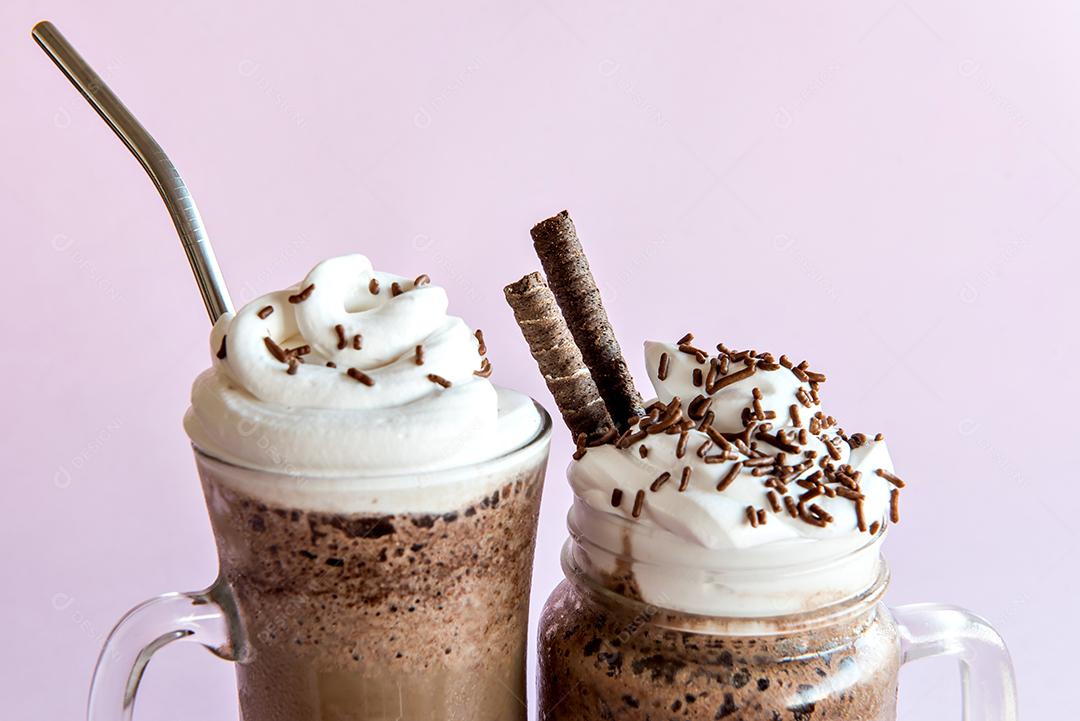 Café frappe frio com chantilly. Fundo rosa com frappuccino gelado.