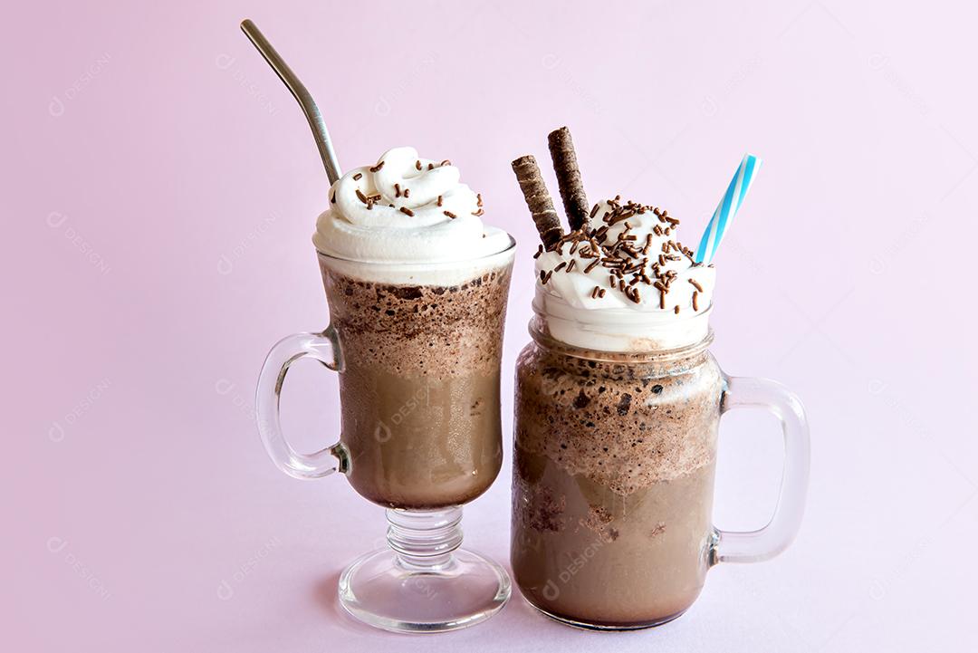 Café frappe frio com chantilly. Fundo rosa com gelo