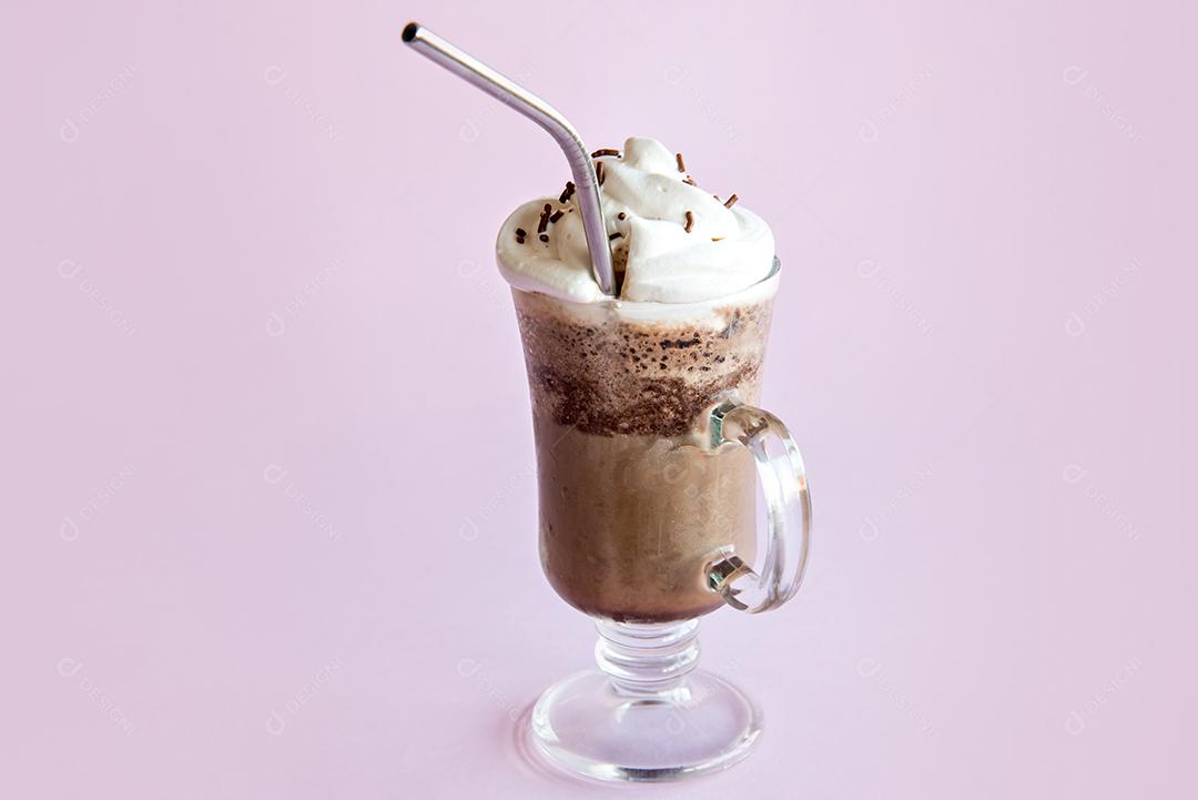 Café frappe frio com chantilly. Fundo rosa com gelo