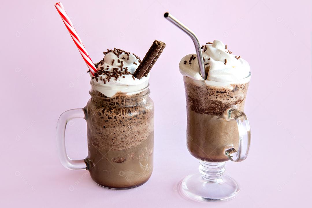 Café frappe frio com chantilly. Fundo rosa com gelo