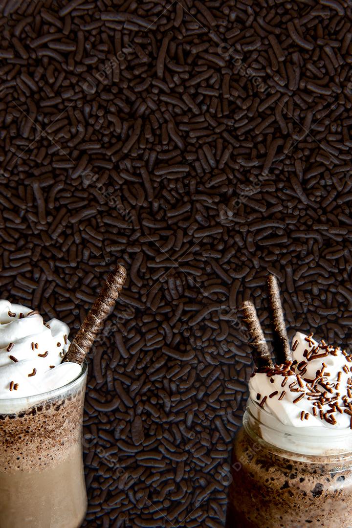 Café frappe frio com chantilly. Polvilha o fundo