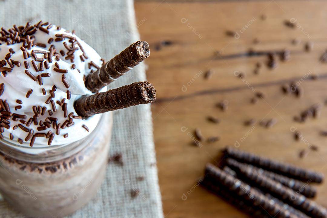 Café frappe frio com chantilly. Vista do topo.