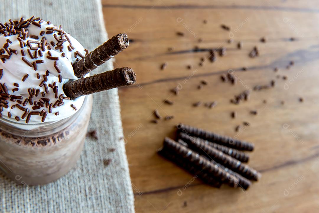 Café frappe frio com chantilly. Vista do topo.