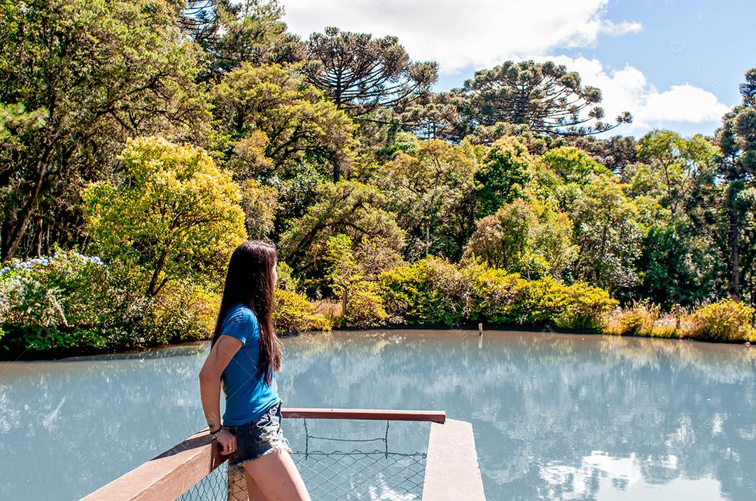 Jovem observando a paisagem e contemplando a natureza.