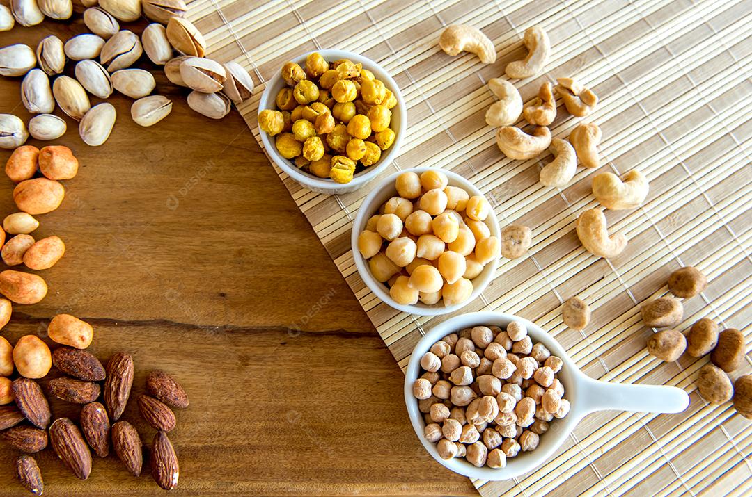 Grão de bico cru, cozido e frito Grãos, amêndoas, amendoins, pistac