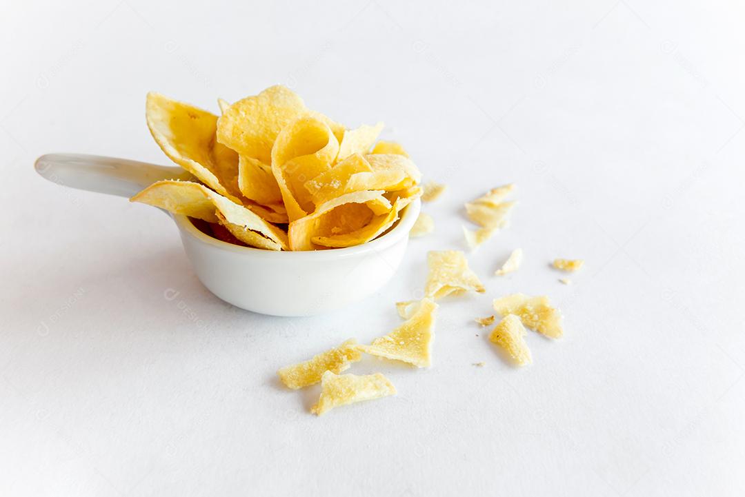 Castanhas do Brasil em fundo branco. Grãos.
