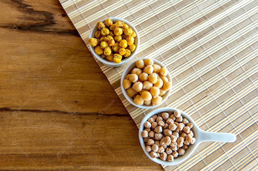 Grão de bico comida saudável Grão de bico cru cozido e frito