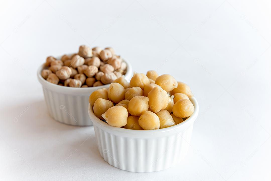 Grão de bico comida saudável Grão de bico cru cozido e frito em branco