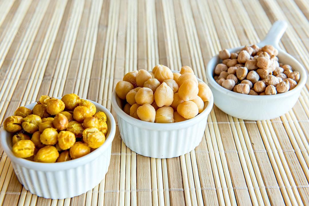 Grão de bico Cru cozido e frito comida saudável