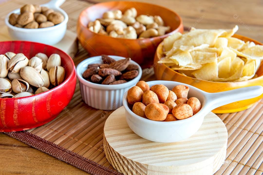 Lanche saudável feijão chips de mandioca pistache grão de bico amendoim e amêndoas