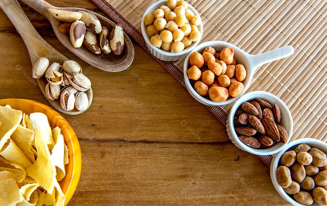 Lanche saudável feijão chips de mandioca pistache grão de bico amendoim e amêndoas