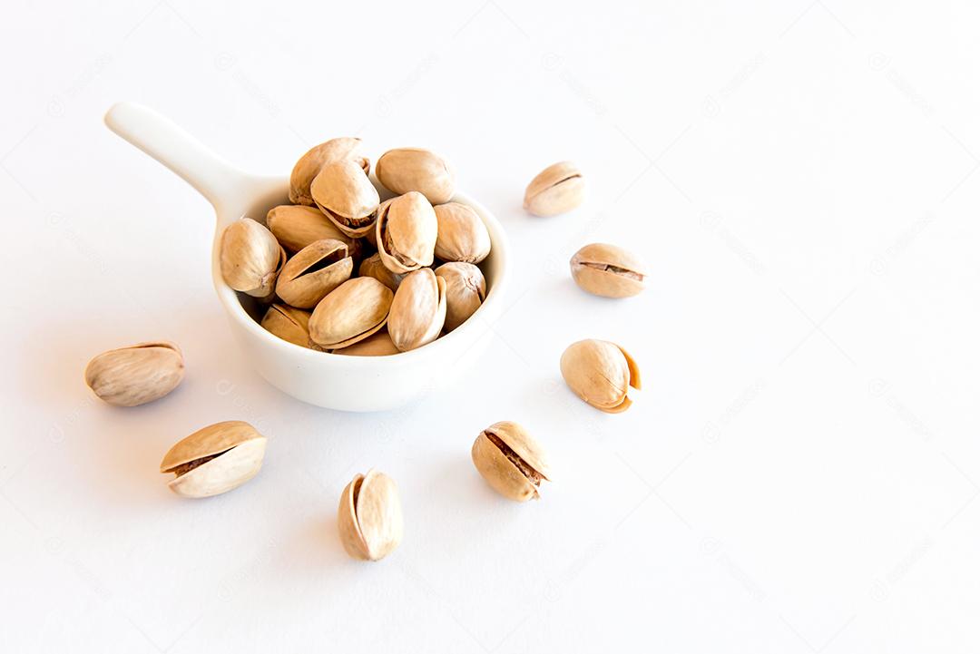 Pistache em fundo branco. Grãos saudáveis.