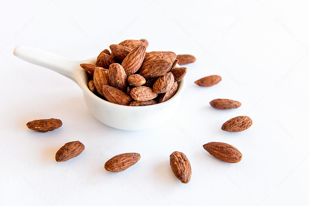 Amêndoas em fundo branco Grãos saudáveis