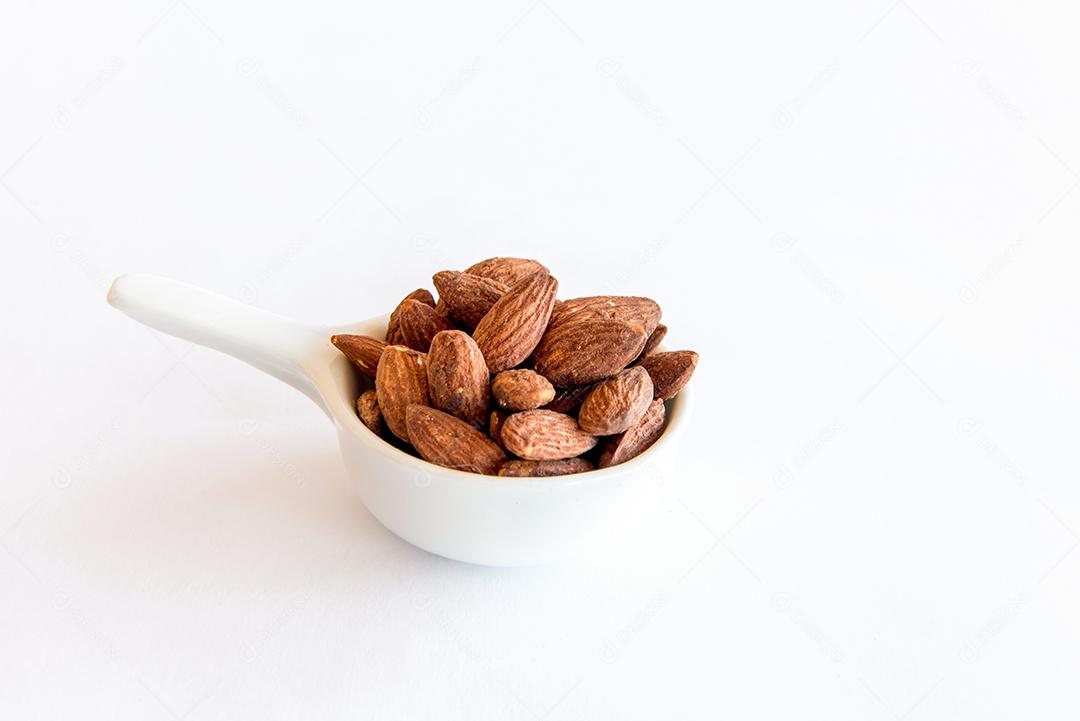 Amêndoas em fundo branco Grãos saudáveis