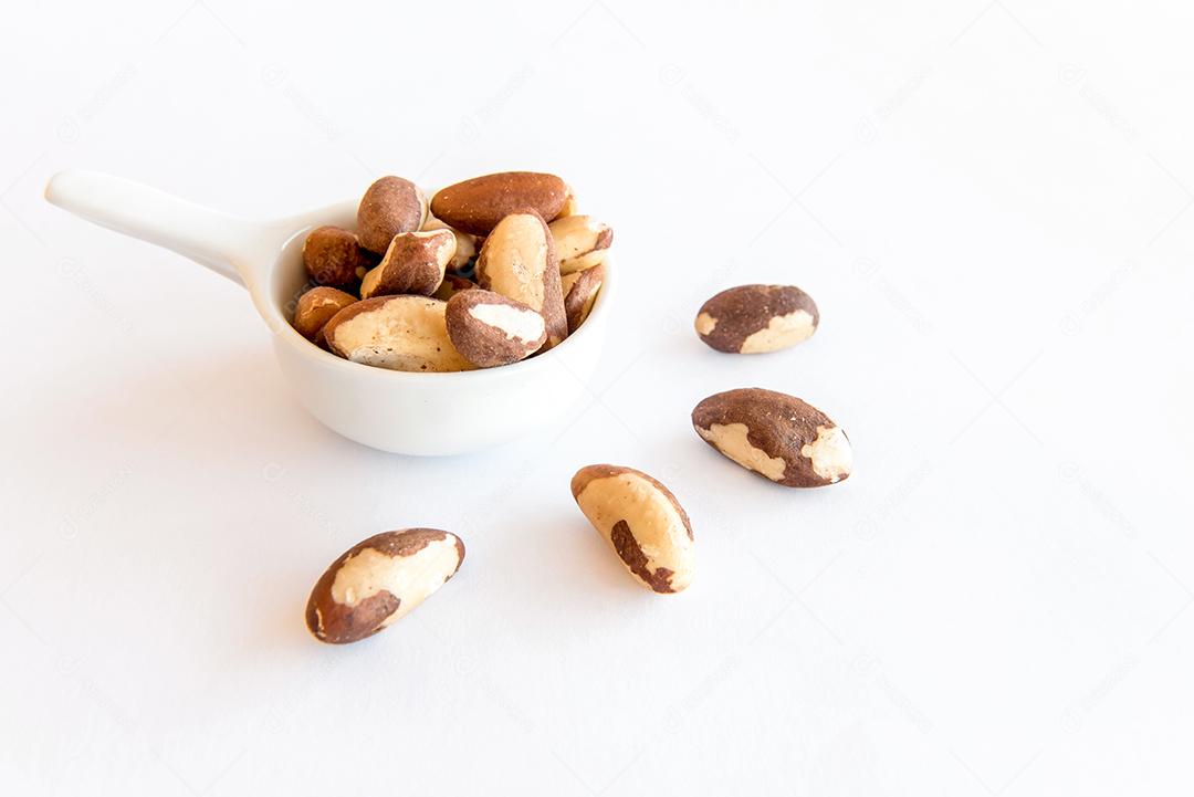 Castanhas do Brasil em fundo branco. Grãos saudáveis.