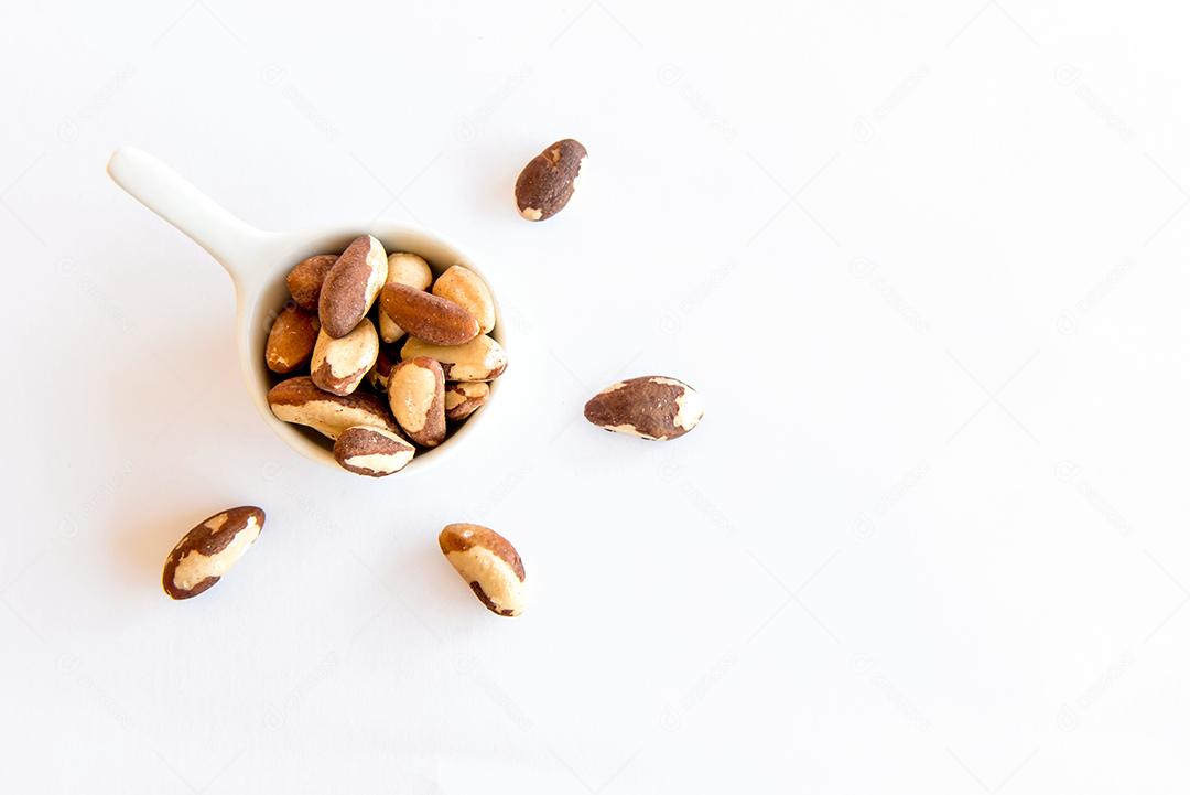 Castanhas do Brasil em fundo branco. Grãos saudáveis.