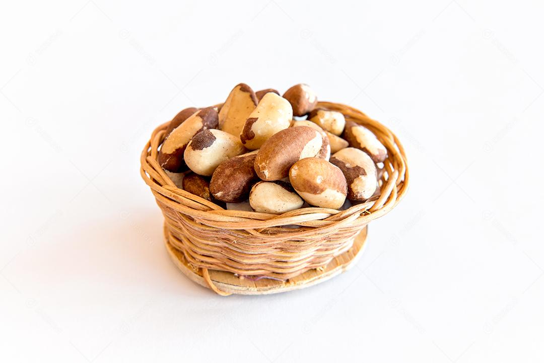 Castanhas do Brasil em fundo branco. Grãos saudáveis.