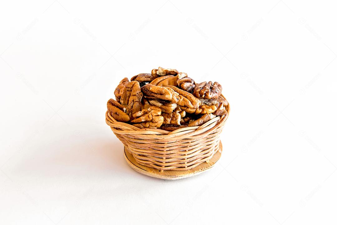 Nozes em fundo branco. Grãos saudáveis.